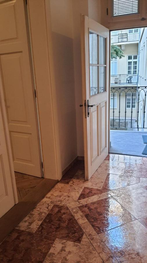 Private Room In Shared Luxurious Palace Like Apartment With 2 Bathrooms Including Whirlpool And Virtual Reality Прага Экстерьер фото