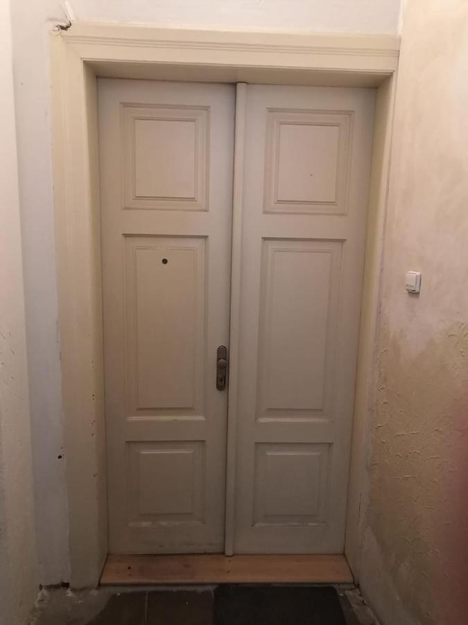 Private Room In Shared Luxurious Palace Like Apartment With 2 Bathrooms Including Whirlpool And Virtual Reality Прага Экстерьер фото