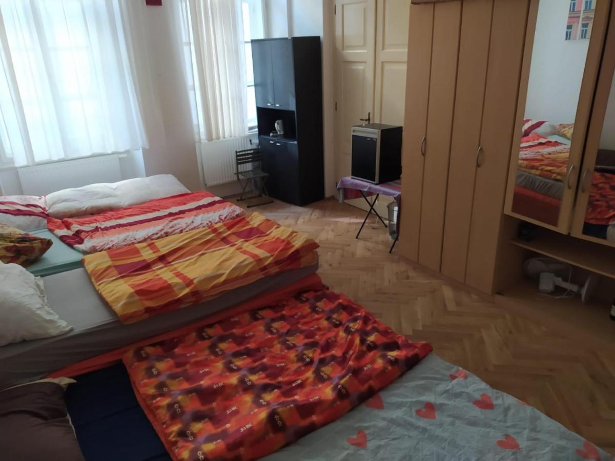 Private Room In Shared Luxurious Palace Like Apartment With 2 Bathrooms Including Whirlpool And Virtual Reality Прага Экстерьер фото